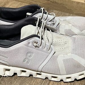 Men’s size 9 on cloud. Very nice. Few flaws.